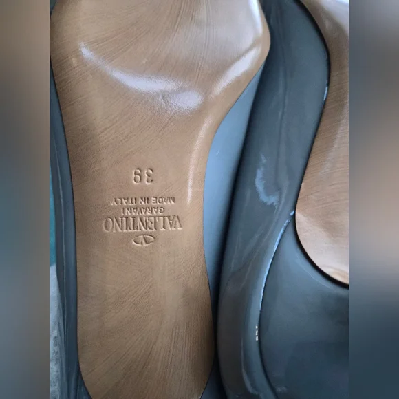 Gray V Logo Patent Leather Kitten Heels